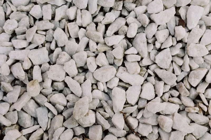 Árido triturado de mármol blanco Macael para hormigón desactivado en Alicante